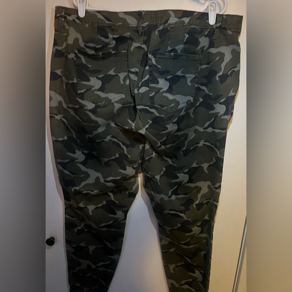 Cute Camouflage Skinny Jeans with Pockets (Size 24) - Picture 5 of 8